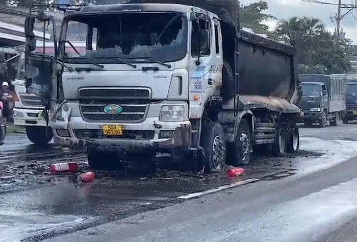 Xe tải được dập tắt đám cháy sau khi sử dụng bình chữa cháy