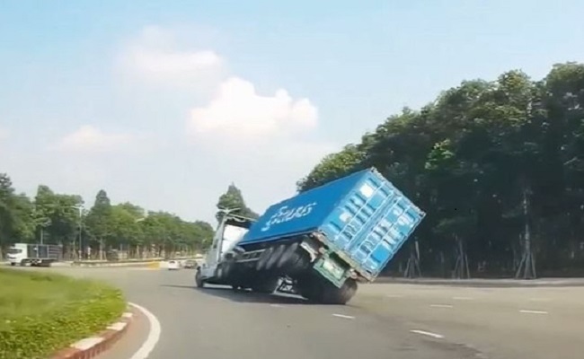Xe tải bị lật khi vào cua ở tốc độ cao